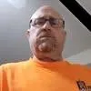 Cliente homem aprovando a compra
